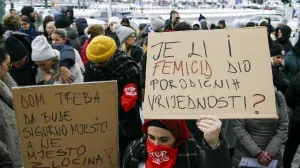 Od 12 sati ispred Vrhovnog suda Federacije BiH održavaju protesti povodom pravosnažne presude Eldinu Hodžiću, čovjeku koji je brutalno ubio svoju suprugu Almu Kadić nakon godina nasilja/Damir Deljo