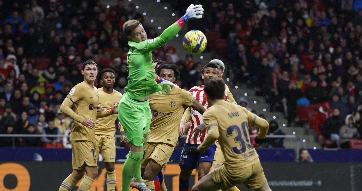 epa10396313 FC Barcelona's goalkeeper Marc-Andre Ter Stegen (C) in action during the Spanish LaLiga soccer match between Atletico de Madrid and FC Barcelona at Civitas Metropolitano stadium in Madrid, Spain, 08 January 2023. EPA/J.J.Guillen