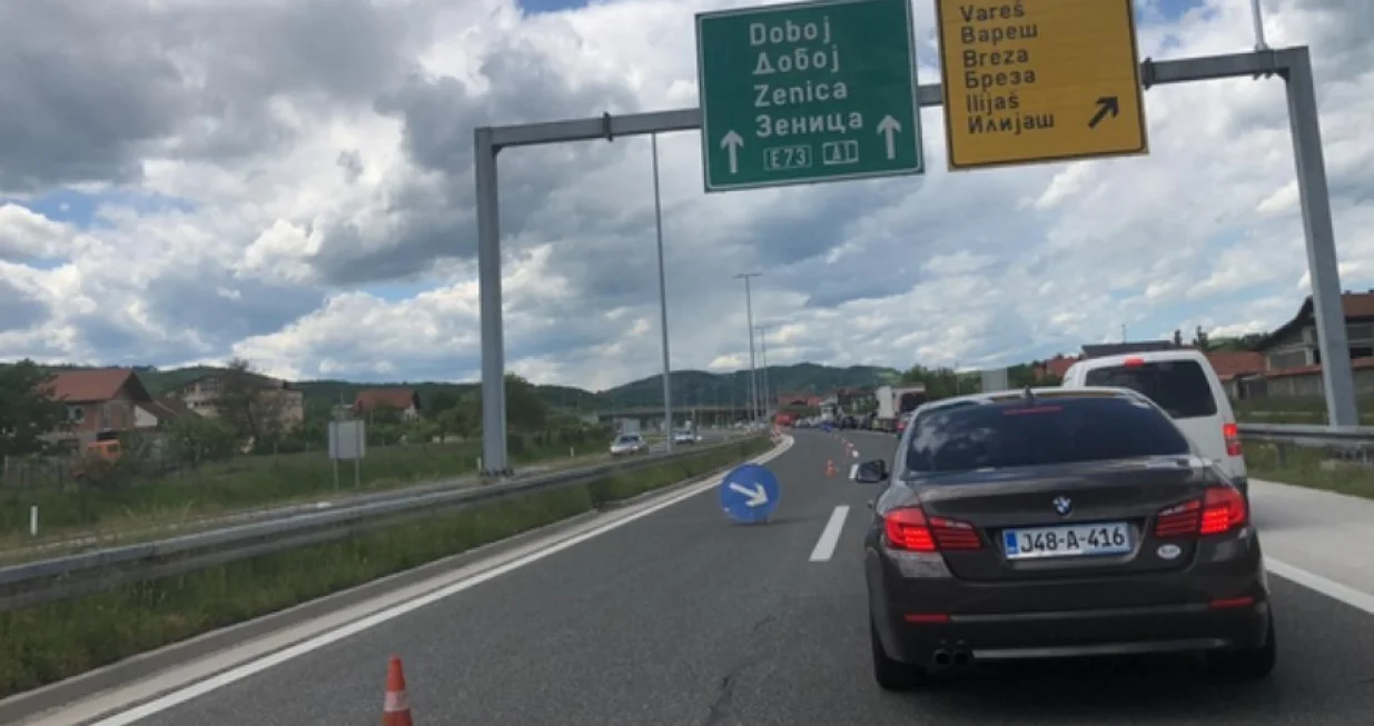 nesreća na autoputu, automobil udario radnika, nesreća između kaknja i visokog/Crna Hronika