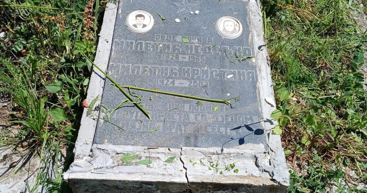 Jedan od oskrnavljenih nadgrobnih spomenika na groblju kod Kladnja/