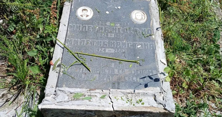 Jedan od oskrnavljenih nadgrobnih spomenika na groblju kod Kladnja/