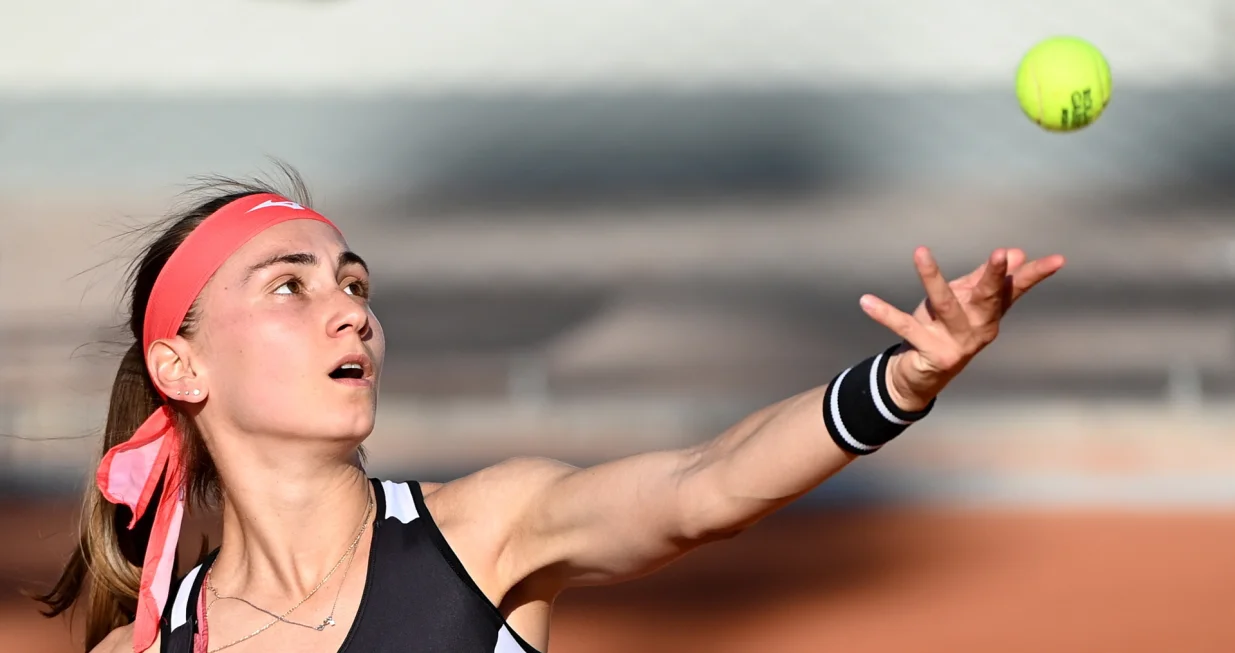 epa09241709 Aleksandra Krunic of Serbia serves during the 1st round match against Coco Gauff of the US at the French Open tennis tournament at Roland Garros in Paris, France, 01 June 2021. EPA/CAROLINE BLUMBERG
