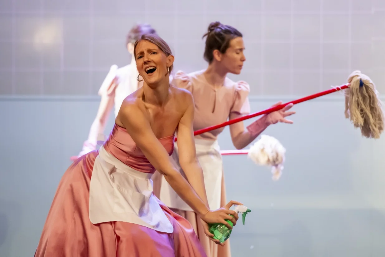 operu "Gallantry" američkog kompozitora Douglasa Moorea/