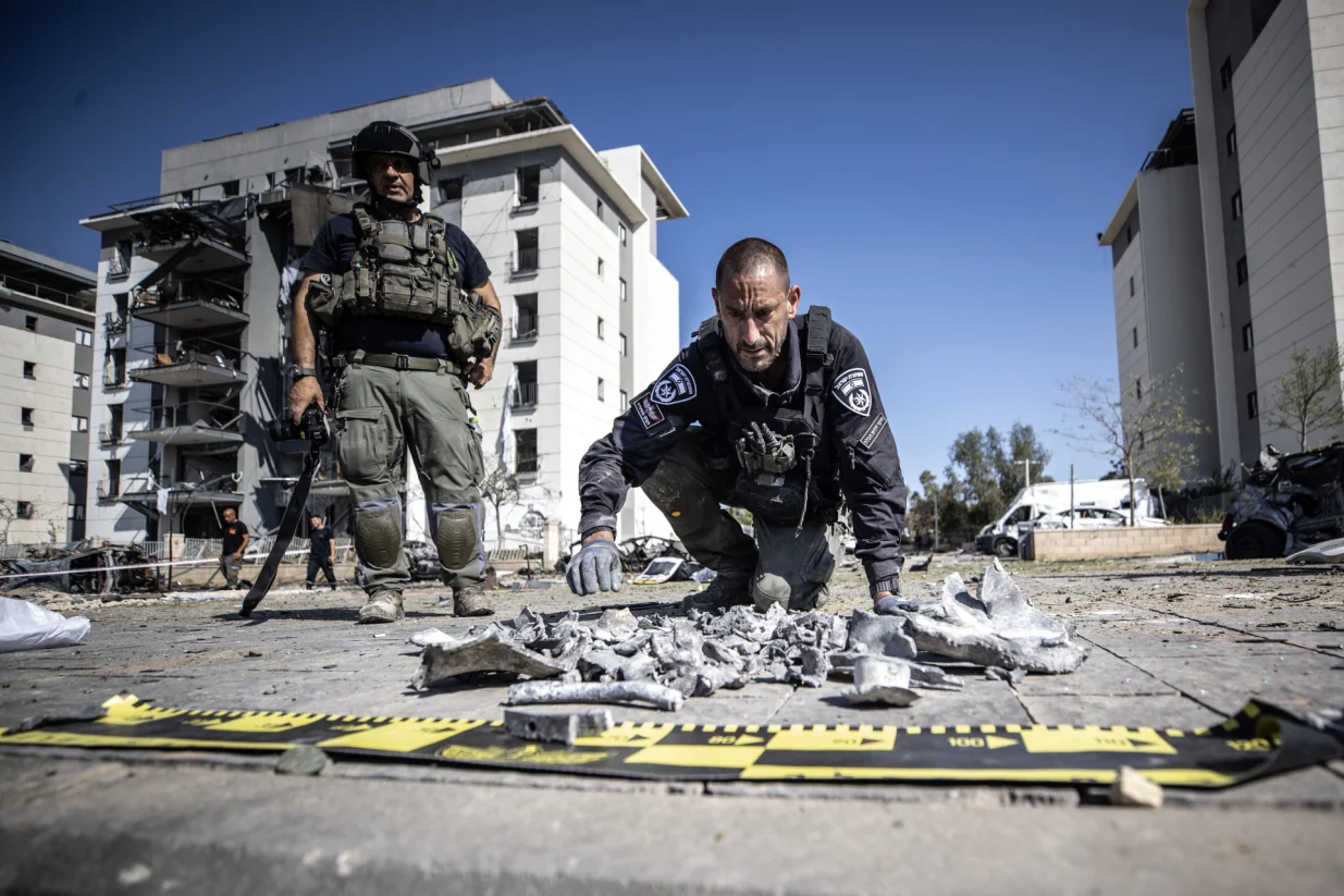 BEER ŠEBA, IZRAEL - 20. JUNI: Izraelski policajci i stručnjaci za demontiranje bombi rade na mjestu napada nakon što je raketa, navodno lansirana iz Irana, pogodila južni izraelski grad Beer Šebu 20. juna 2025. Vlasti su započele istragu nakon incidenta kao dio širih sigurnosnih mjera usred trenutnih regionalnih tenzija. (Mostafa Alkharouf - Anadolu Agency)/