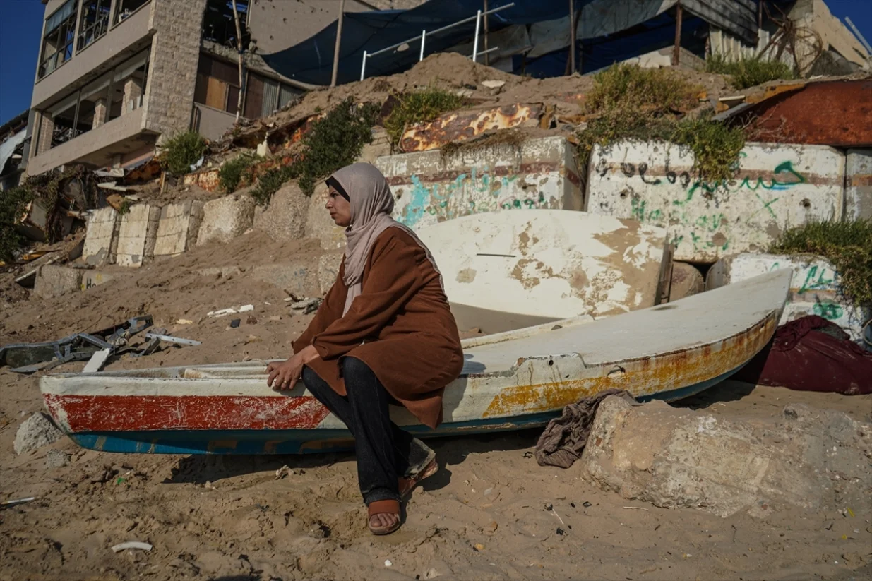 Tridesetjednogodišnja Madleen Kullab, jedina žena ribar u Gazi, nastavlja brinuti o djeci i slovi za simbol neslomivog otpora Palestinki.Madleen je žena po kojoj je ime dobio humanitarni brod "Madleen", pokrenut od strane koalicije Freedom Flotilla/Anas Zeyad Fteha
