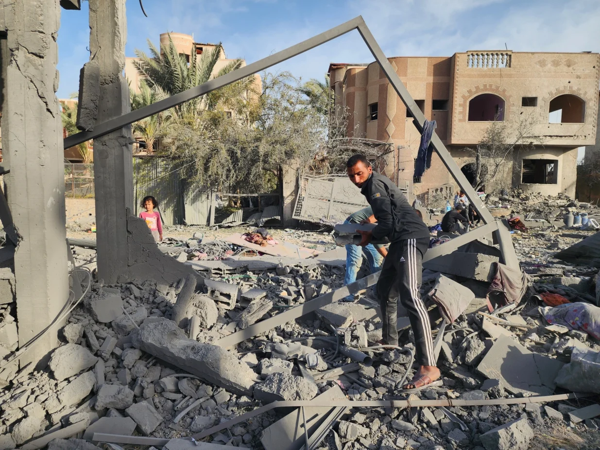 Khan Younis, Gaza, Palestina - 3. april 2025:U izraelskom napadu u Khan Younisu u Pojasu Gaze uništena je zgrada porodice Sirab. Najmanje 44 Palestinca su ubijena u četvrtak u novim zračnim napadima izraelske vojske širom razorenog Pojasa Gaze. Petnaest osoba ubijeno je u napadu izraelskih aviona na stambeni blok u naselju Shejaiya u gradu Gazi  (Hani Alshaer - Anadolu Agency)/