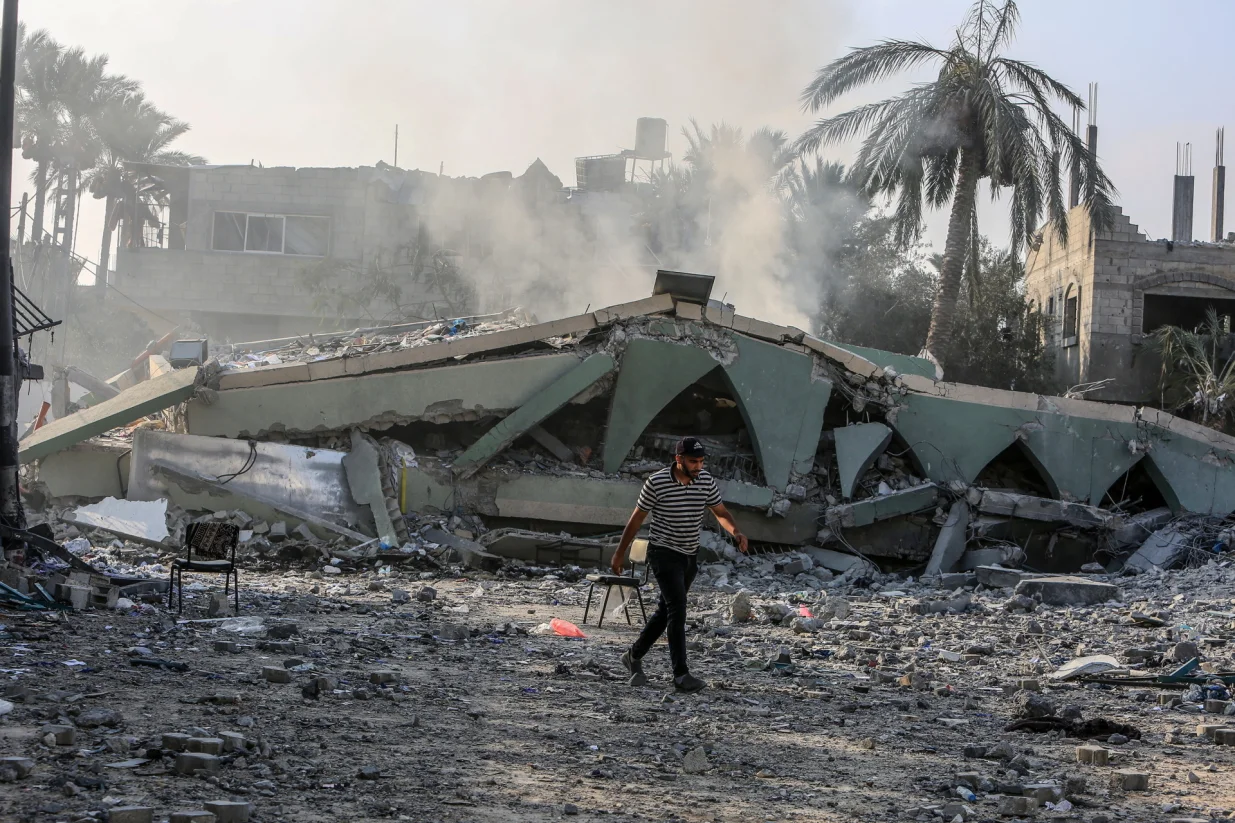 čPalestinci koji žive u tom podru?ju pregledavaju ruševine uništene školske zgrade nakon izraelskog napada na školu Haditha u Deir al-Balahu (Abed Rahim Khatib - Anadolu Agency)/Abed Rahim Khatib