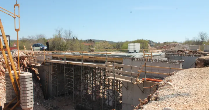 Radovi na izgradnji magistralne ceste Stolac - Neum izvode se u skladu s planiranom dinamikom, a kompletna dionica dužine 36 kilometara podjeljena je na sedam lotova. Nedavno su okončani radovi na dionici Stari Neum - Broćanac (dugačka 12 kilometara), a trenutno se radi na dionici Broćanac - Prapratnica, uključujući i radove na raskrsnicama Babin Do i Oskrušnica. Izvođač je kompanija Strabag AG, a vrijednost ugovora je 10.309.959,74 maraka. Predviđeni rok za završetak je juli ove godine. (Željko Milicevic - Anadolu Agency)/Željko Milicevic