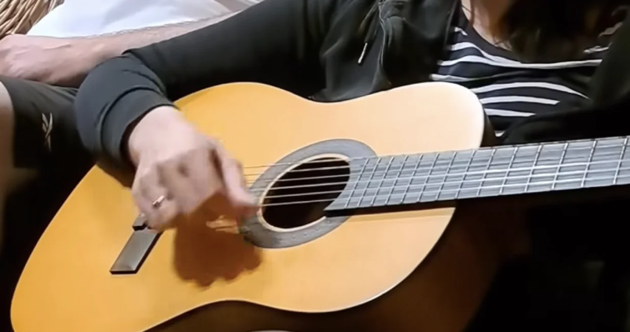 Jelena Trivić svira gitaru/Jelena Trivić