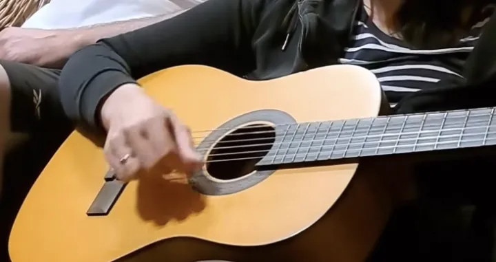 Jelena Trivić svira gitaru/Jelena Trivić