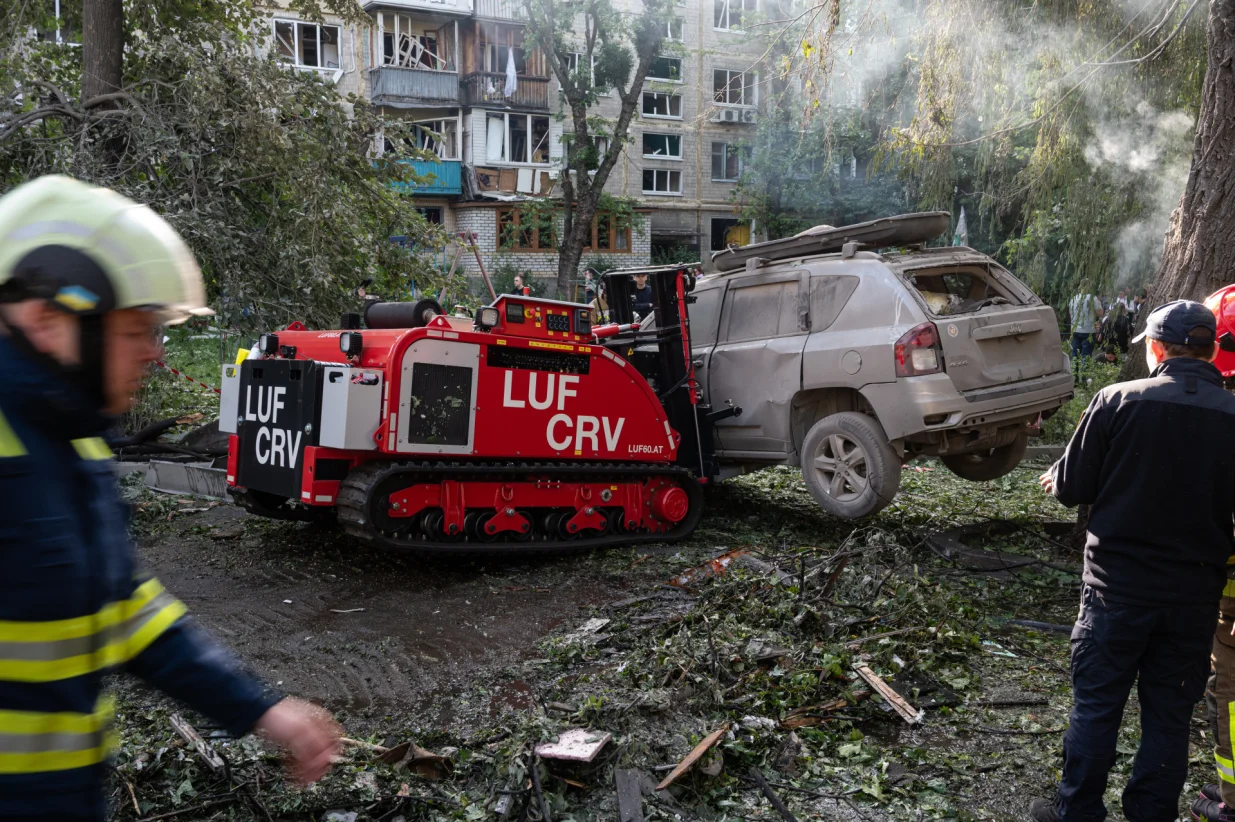 KIJEV, UKRAJINA - 17. JUNI 2025.:Najmanje 15 ljudi je poginulo, a viЕЎe od 100 je povrijeД'eno nakon ЕЎto su ruske snage tokom noД‡i izvele kombinovani napad raketama i dronovima na glavni grad Ukrajine, objavile su lokalne vlasti u utorak, 17. juna.Napadi, koji su poДЌeli uveДЌe 16. juna i nastavili se do ranih jutarnjih sati 17. juna, bili su usmjereni na viЕЎe okruga Kijeva, oЕЎtetivЕЎi stambene zgrade, ЕЎkole i kritiДЌnu infrastrukturu.Ukrajinska DrЕѕavna sluЕѕba za vanredne situacije (DSNS) objavila je da je pogoД'eno 27 lokacija ЕЎirom glavnog grada, a spasioci su uspjeЕЎno evakuisali ljude zarobljene u sruЕЎenim zgradama i ruЕЎevinama.Vlasti su pozvale stanovnike da se pridrЕѕavaju sigurnosnih ograniДЌenja dok se operacije nastavljaju. (Danylo Antoniuk - Anadolu Agency)/