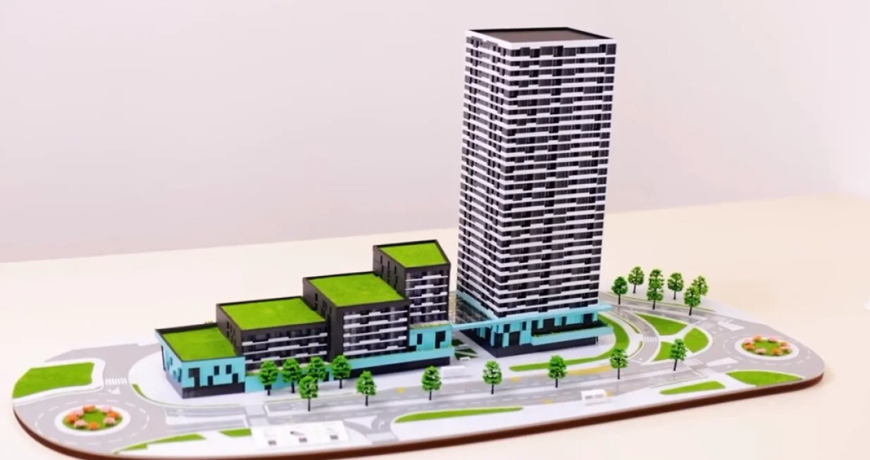 Projekt podrazumijeva četiri etaže u zemlji, četiri lamele od dva do osam spratova (plus prizemlje), te toranj P+31 visok 100 metara/In/out Arh. Studio