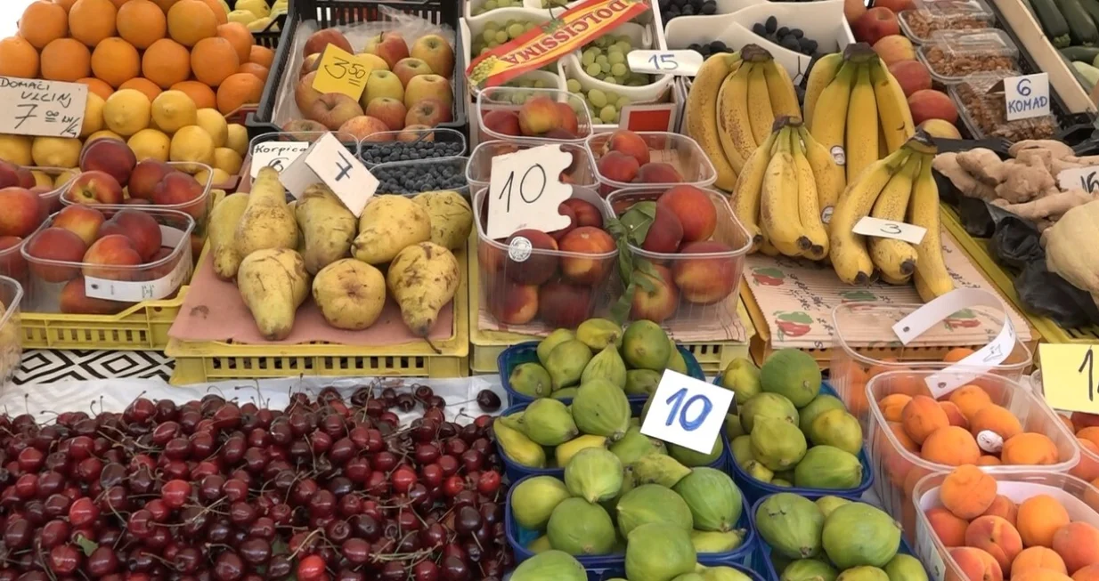 Voće na pijaci Grbavica/Samir Hasanbegović