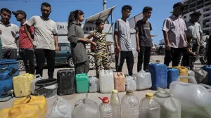 GAZA (AA) - Kriza s nestašicom vode nastavlja se pogoršavati u Pojasu Gaze, koji je i dalje pod izraelskom blokadom i kontinuiranim napadima.Cisterne dolaze u kamp u gradu Gaza i distribuira vodu raseljenim Palestincima.Palestinci u Gazi, čija je infrastruktura teško oštećena kao rezultat izraelskih napada, imaju poteškoća s pristupom vodi za piće. Većina stanovništva suočava se s ozbiljnom nestašicom vode zbog uništavanja bunara i rezervoara za vodu.Stalna nestašica vode otežava svakodnevni život stanovnicima, dodatno pogoršavajući humanitarnu krizu u regiji. (Abdalhkem Abu Riash - Anadolu Agency)/