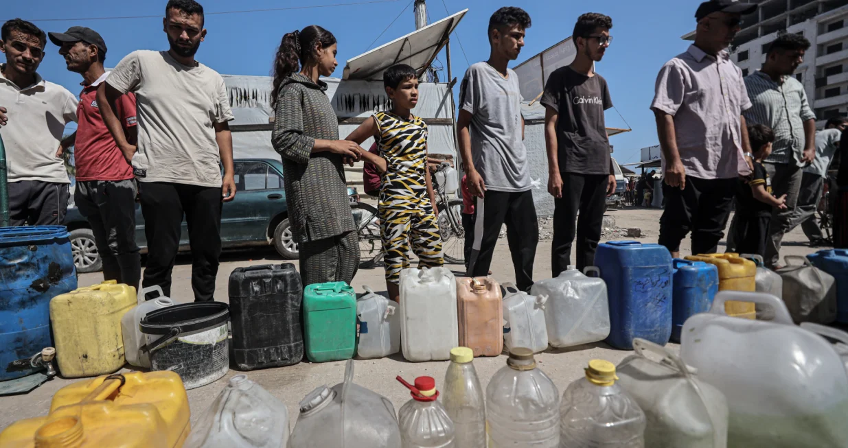 GAZA (AA) - Kriza s nestašicom vode nastavlja se pogoršavati u Pojasu Gaze, koji je i dalje pod izraelskom blokadom i kontinuiranim napadima.Cisterne dolaze u kamp u gradu Gaza i distribuira vodu raseljenim Palestincima.Palestinci u Gazi, čija je infrastruktura teško oštećena kao rezultat izraelskih napada, imaju poteškoća s pristupom vodi za piće. Većina stanovništva suočava se s ozbiljnom nestašicom vode zbog uništavanja bunara i rezervoara za vodu.Stalna nestašica vode otežava svakodnevni život stanovnicima, dodatno pogoršavajući humanitarnu krizu u regiji. (Abdalhkem Abu Riash - Anadolu Agency)/