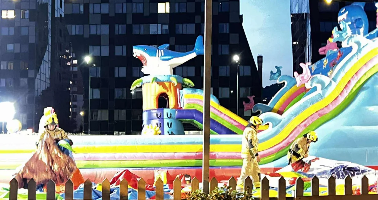 Vatrogasci ispuhani balon za skakanje, tragali za nestalim djetetom/N1