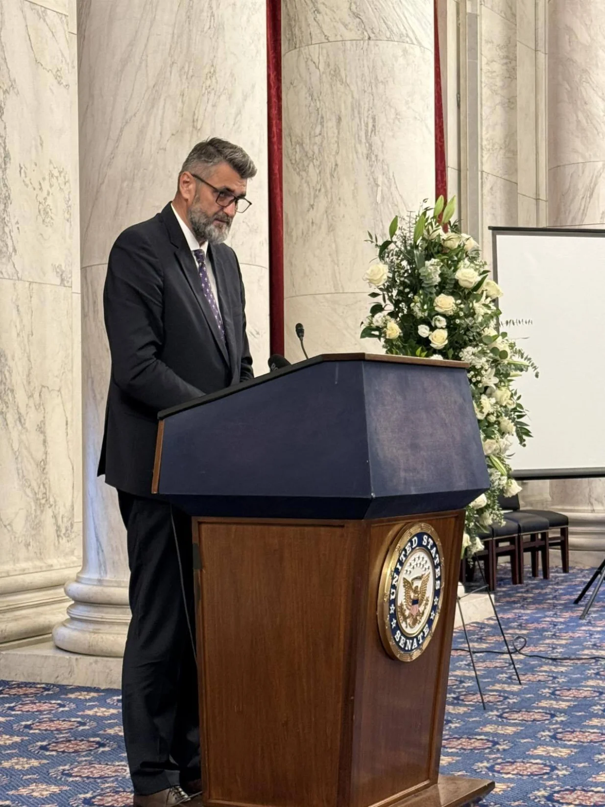 U organizaciji Kongresa Bošnjaka Sjeverne Amerike (KBSA), u zgradi američkog senata je održana komemoracija povodom 30. godišnjice genocida u Srebrenici/