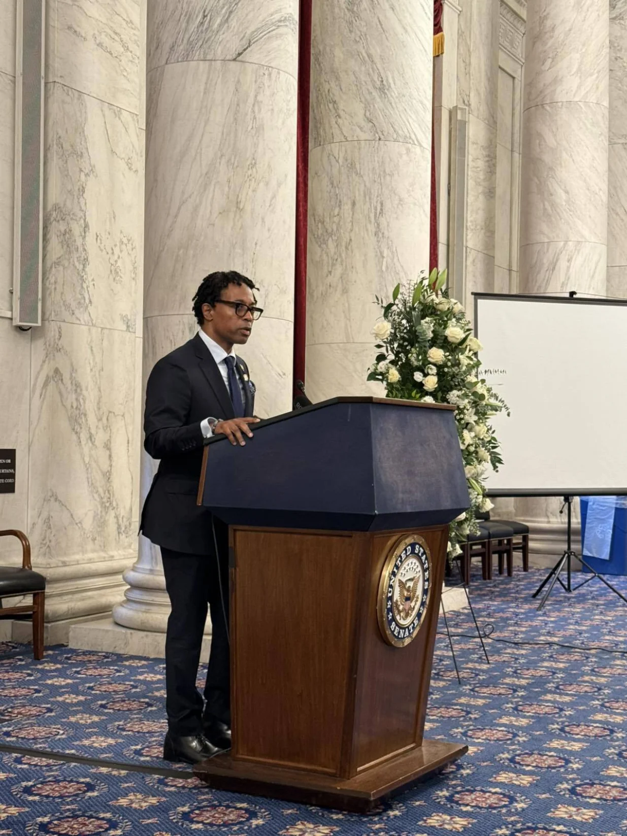 U organizaciji Kongresa Bošnjaka Sjeverne Amerike (KBSA), u zgradi američkog senata je održana komemoracija povodom 30. godišnjice genocida u Srebrenici/