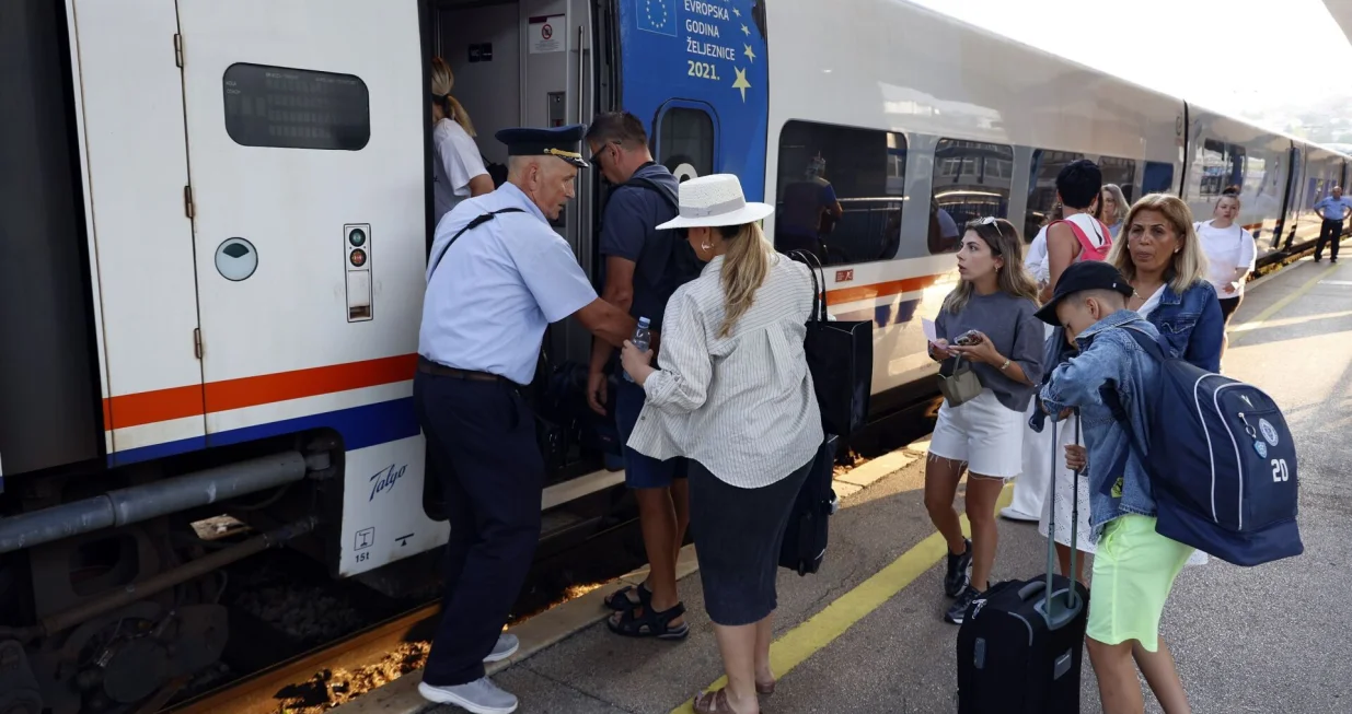 SARAJEVO, 27. juna (FENA) - Sa ЕЅeljezniДЌke stanice Sarajevo jutros je krenuo prvi ovogodiЕЎnji meД'unarodni sezonski putniДЌki voz na relaciji Sarajevo вЂ" PloДЌe вЂ" Sarajevo. Ta popularna ljetna linija bit Д‡e u funkciji od danas, 27. juna do 31. augusta i to petkom, subotom i nedjeljom. (Foto FENA/Almir RaziД‡)/Almir RaziД‡