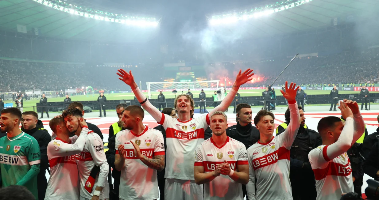 Soccer Football - DFB Cup - Final - Arminia Bielefeld v VFB Stuttgart - Olympiastadion, Berlin, Germany - May 24, 2025 VfB Stuttgart's Jeff Chabot, VfB Stuttgart's Atakan Karazor, VfB Stuttgart's Nick Woltemade, VfB Stuttgart's Ermedin Demirovic and VfB Stuttgart's Angelo Stiller celebrate after winning the DFB Cup Final REUTERS/Leon Kuegeler DFB REGULATIONS PROHIBIT ANY USE OF PHOTOGRAPHS AS IMAGE SEQUENCES AND/OR QUASI-VIDEO.