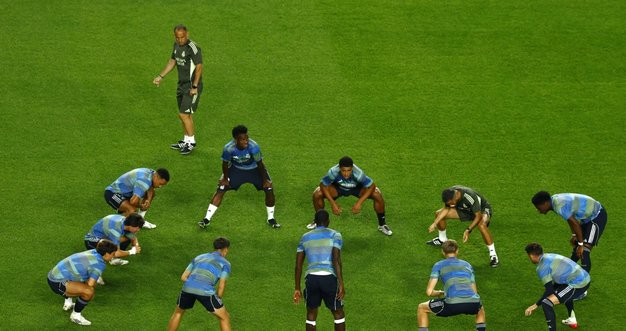 Soccer Football - FIFA Club World Cup - Group H - RB Salzburg v Real Madrid - Lincoln Financial Field, Philadelphia, Pennsylvania, U.S. - June 26, 2025 Real Madrid players during the warm up before the match REUTERS/Susana Vera