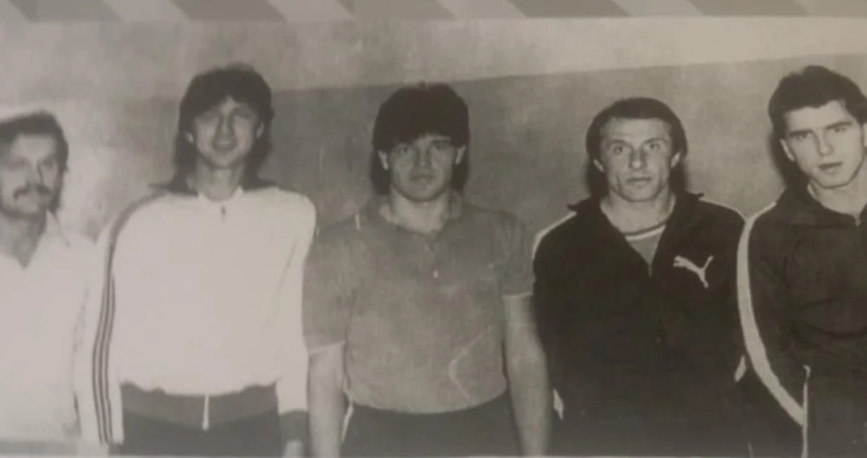 Stonoteniska ekipa Željezničar - s desna na lijevo stoje: Merima Subašić, Kemal Fazlić, Emir Bešić, Suad Jakirlić i trener Sead Pašić (1985)
