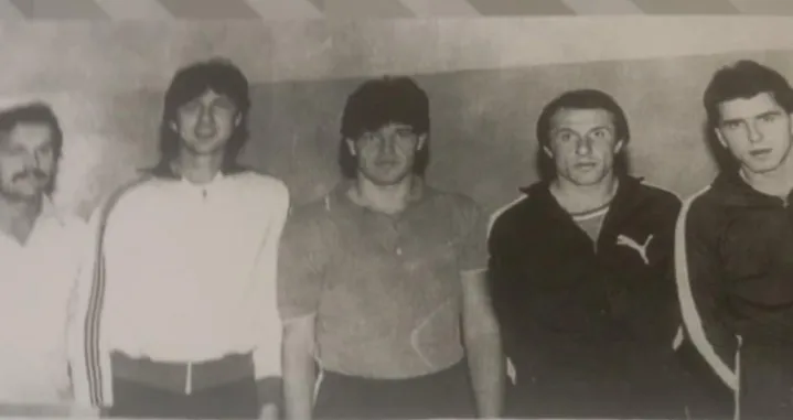 Stonoteniska ekipa Željezničar - s desna na lijevo stoje: Merima Subašić, Kemal Fazlić, Emir Bešić, Suad Jakirlić i trener Sead Pašić (1985)