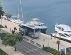 Britanci parkirali autobus nasred rive u Šibeniku - Lučka uprava/