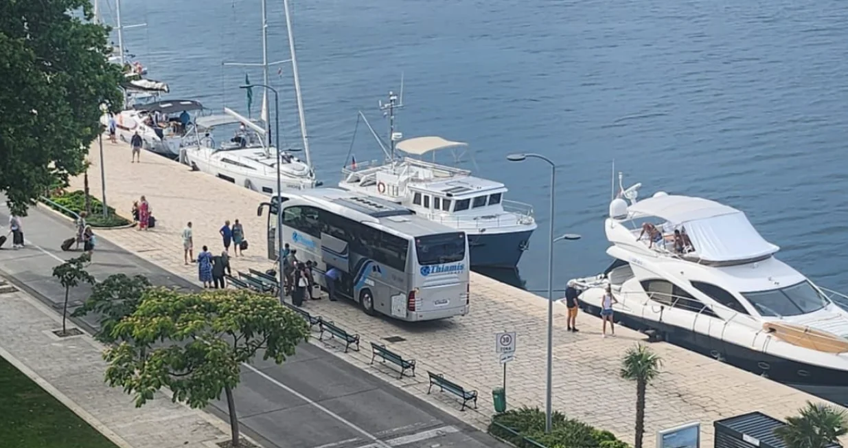 Britanci parkirali autobus nasred rive u Šibeniku - Lučka uprava/