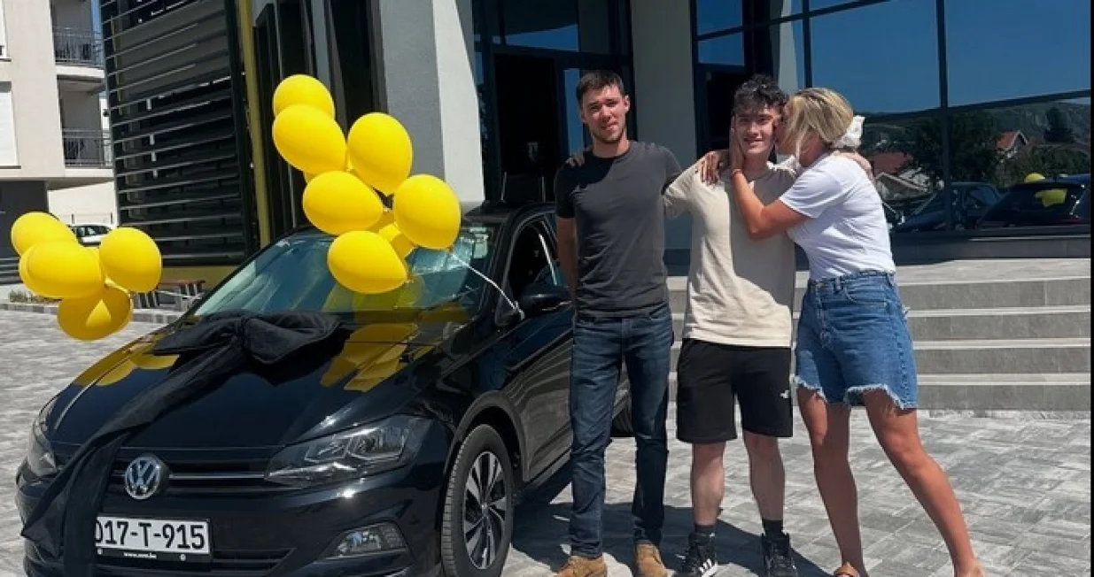 Ilijana Bodlović Anny Chanel poklonila automobil svom zaposleniku Facebook/Facebook