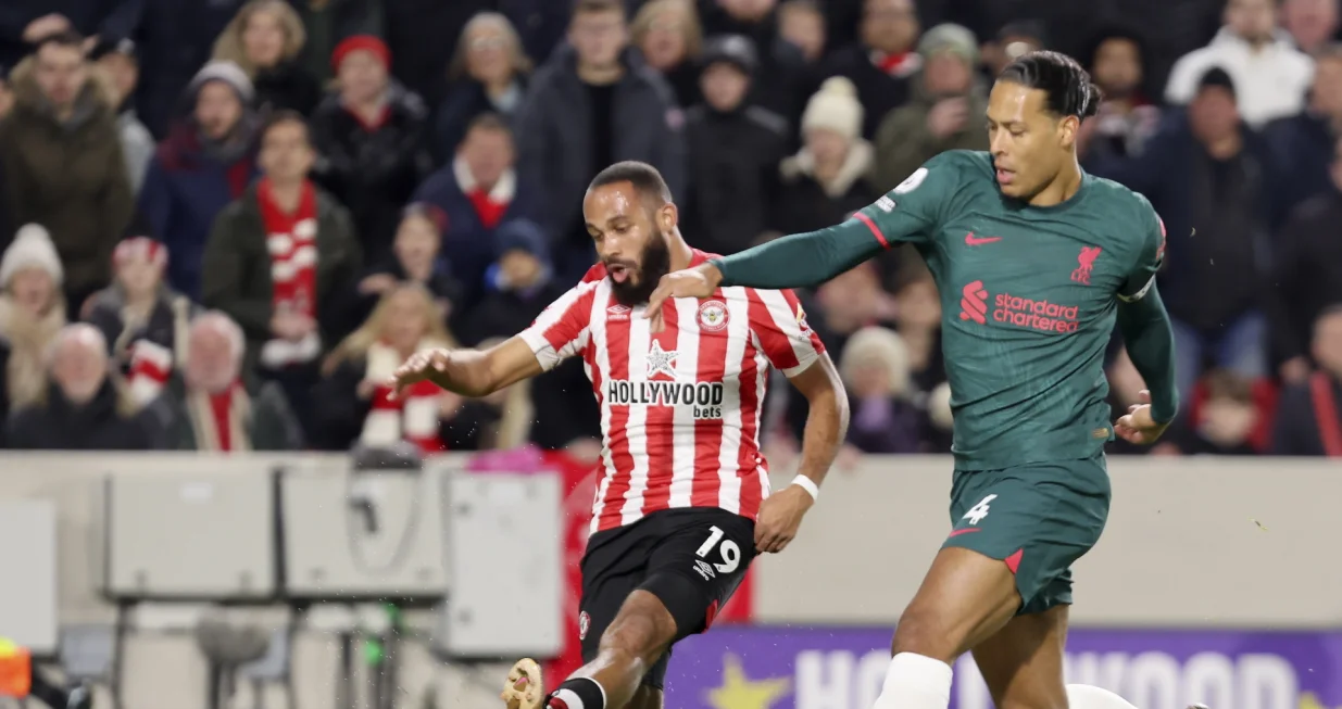 epa10386635 Bryan Mbeumo (L) of Brentford in action against Virgil van Dijk (R) of Liverpool during the English Premier League soccer match between Brentford FC and Liverpool FC in Brentford, Britain, 02 January 2023. EPA/Kieran Galvin EDITORIAL USE ONLY. No use with unauthorized audio, video, data, fixture lists, club/league logos or 'live' services. Online in-match use limited to 120 images, no video emulation. No use in betting, games or single club/league/player publications