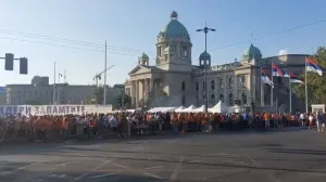 Okupljene na protestu gađali jajima iz pravca "Ćacilenda"/X