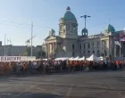 Okupljene na protestu gađali jajima iz pravca "Ćacilenda"/X