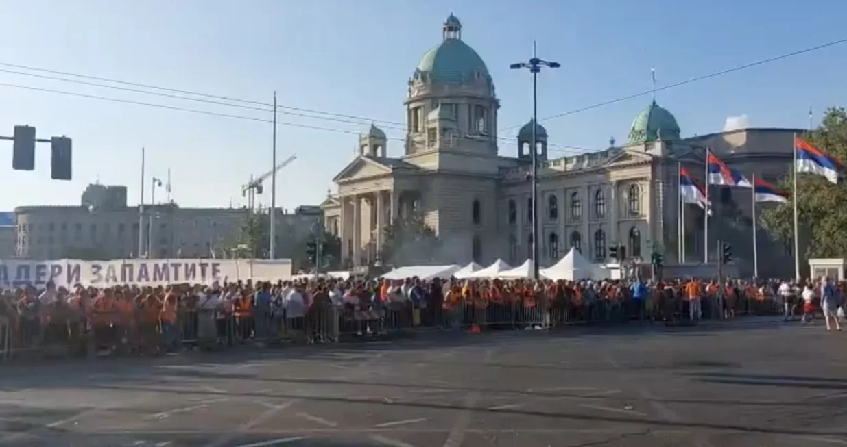 Okupljene na protestu gađali jajima iz pravca "Ćacilenda"/X