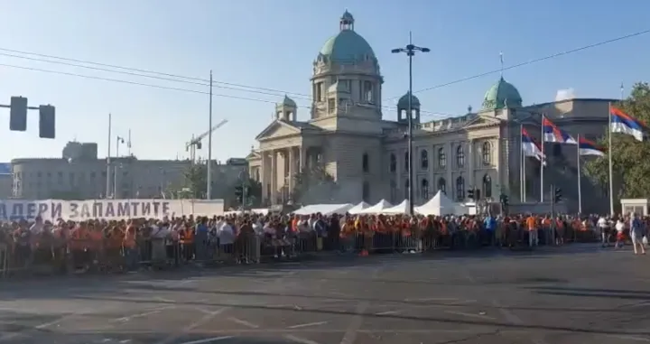 Okupljene na protestu gađali jajima iz pravca "Ćacilenda"/X