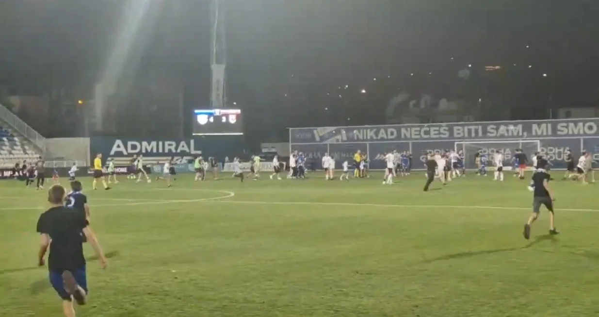 Navijači utrčali na teren