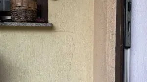 Napukla kuća u ulici Ablakovina čikma zbog klizišta na Curinim njivama/Mz Širokača