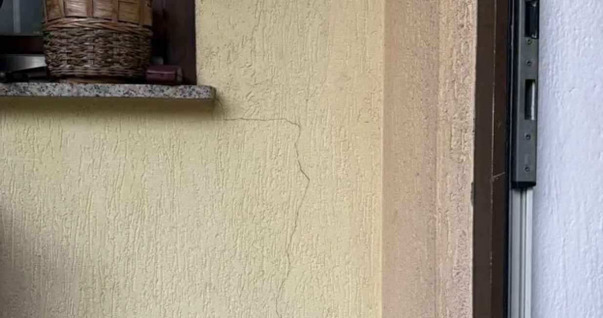 Napukla kuća u ulici Ablakovina čikma zbog klizišta na Curinim njivama/Mz Širokača