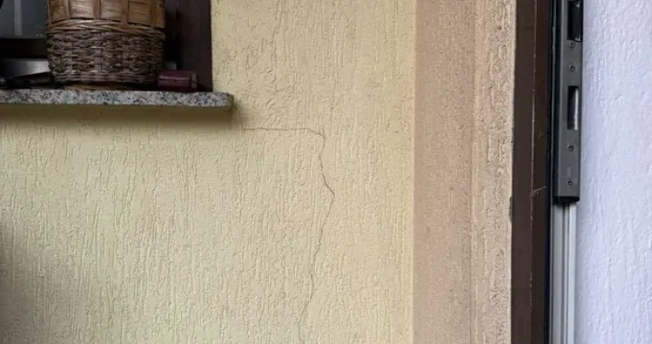 Napukla kuća u ulici Ablakovina čikma zbog klizišta na Curinim njivama/Mz Širokača