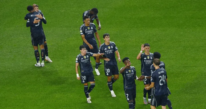 Soccer Football - FIFA Club World Cup - Group H - RB Salzburg v Real Madrid - Lincoln Financial Field, Philadelphia, Pennsylvania, U.S. - June 26, 2025 Real Madrid's Federico Valverde celebrates scoring their second goal with teammates REUTERS/Susana Vera