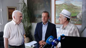 SARAJEVO, 29. juna (FENA) – Poništavanjem presude u predmetu 'Slaven Kovačević protiv Bosne i Hercegovine', Evropski sud za ljudska prava izgubio je pravni kredibilitet i postao više politički sud, izjavio je prof. dr. Enver Halilović, jedan od uvodničara na današnjoj sesiji asocijacije nezavisnih intelektualaca "Krug 99" u Sarajevu, održanoj o temi "Embargo na demokratiju u BiH – slučaj Kovačević pred Evropskim sudom za ljudska prava". (Foto FENA/Almir Razić)/Fena