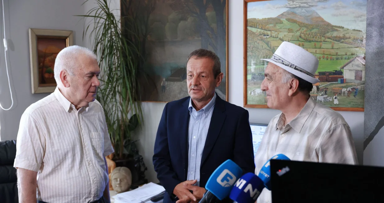 SARAJEVO, 29. juna (FENA) – Poništavanjem presude u predmetu 'Slaven Kovačević protiv Bosne i Hercegovine', Evropski sud za ljudska prava izgubio je pravni kredibilitet i postao više politički sud, izjavio je prof. dr. Enver Halilović, jedan od uvodničara na današnjoj sesiji asocijacije nezavisnih intelektualaca "Krug 99" u Sarajevu, održanoj o temi "Embargo na demokratiju u BiH – slučaj Kovačević pred Evropskim sudom za ljudska prava". (Foto FENA/Almir Razić)/Fena