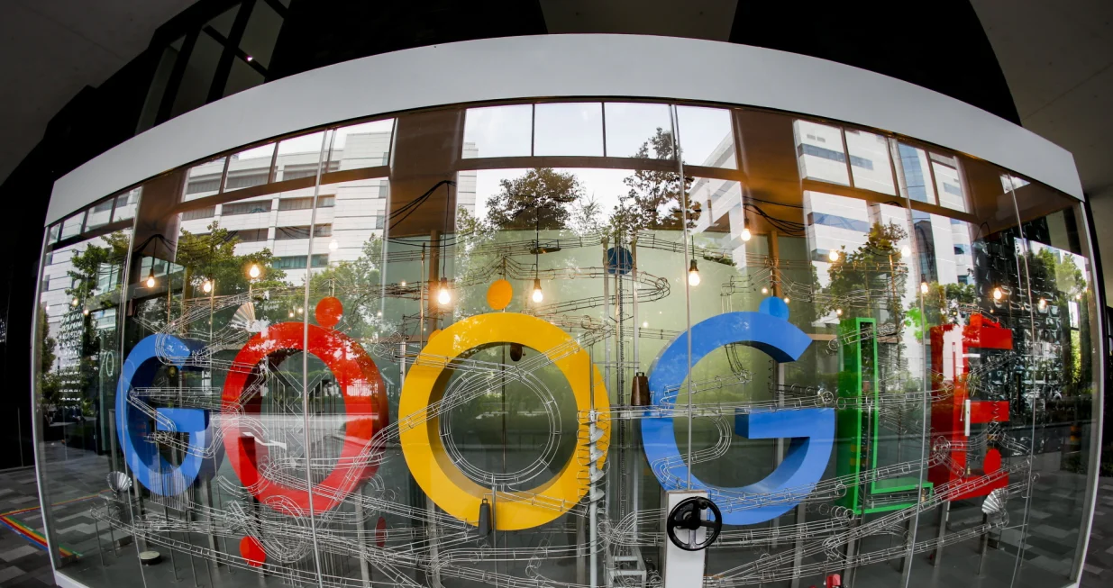 epa08873751 (FILE) A picture made with a fisheye lens shows the Google logo in Singapore, 06 December 2019 (reissued 10 December 2020). According to media reports on 10 December 2020, French data privacy regulator CNIL will impose over 100 million euros fines on US companies Google and Amazon for breaching EU privacy data rules. According to media reports, Google will have to pay 100 million euros and Amazon 35 million euros fines. EPA/WALLACE WOON *** Local Caption *** 55685412/Wallace Woon