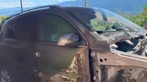 Izgorio automobil/Crna-Hronika//