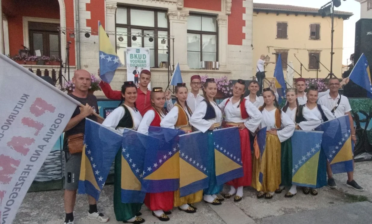 Članovi najstarijeg KUD-a u Zenici oduševili nastupom u Vodnjanu/Mirza Dajić/