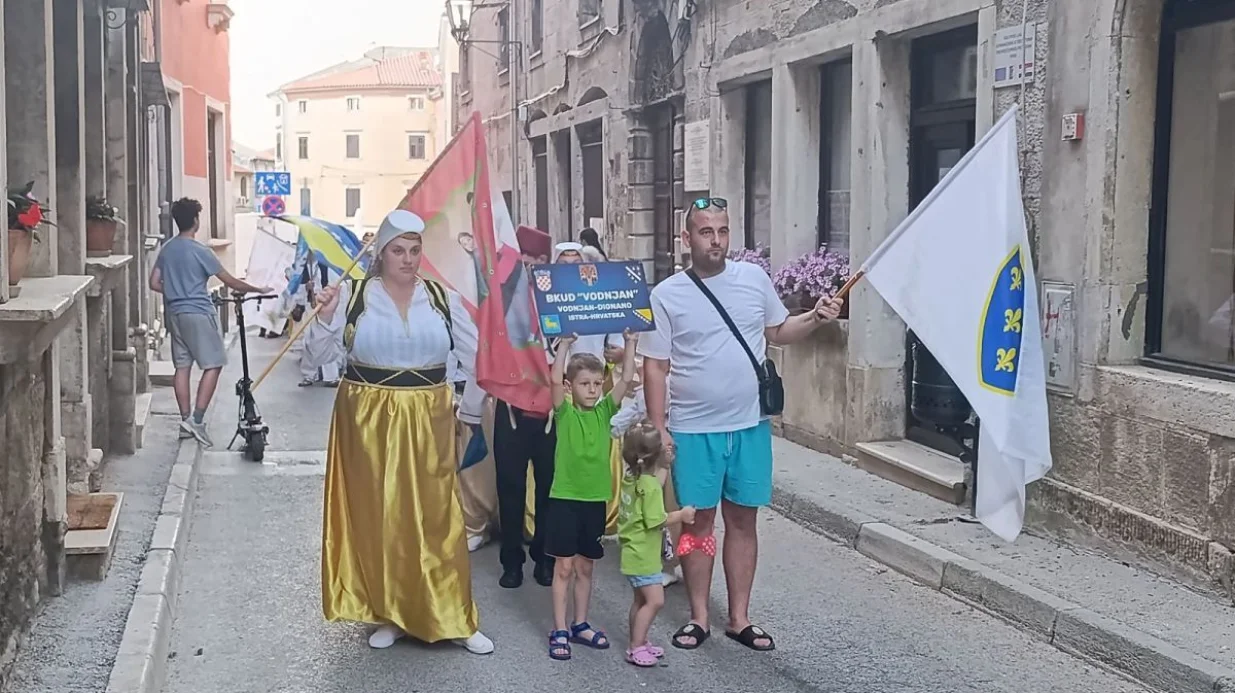 Defile društava ulicama Vodnjana/Mirza Dajić/