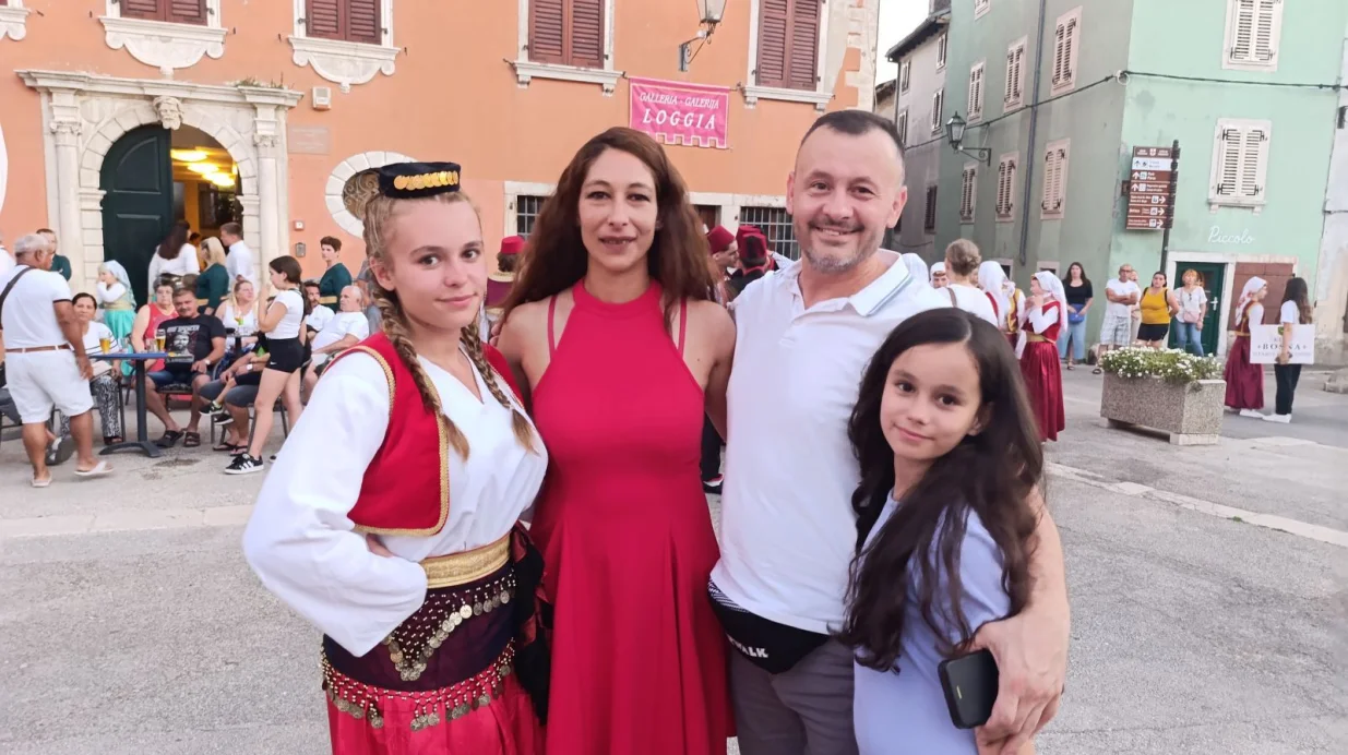 Danijela Krešić sa prijateljima iz Zenice Hanom Bašić njenom sestrom Asjom i ocem Admirom/Mirza Dajić/