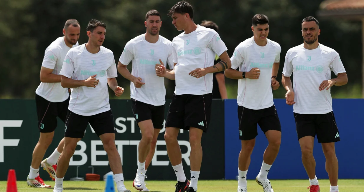 Soccer Football - FIFA Club World Cup - Juventus Training - Champions Gate Sports Complex, Davenport, Florida, U.S. - June 25, 2025 Juventus' Dusan Vlahovic and teammates during training REUTERS/Amanda Perobelli
