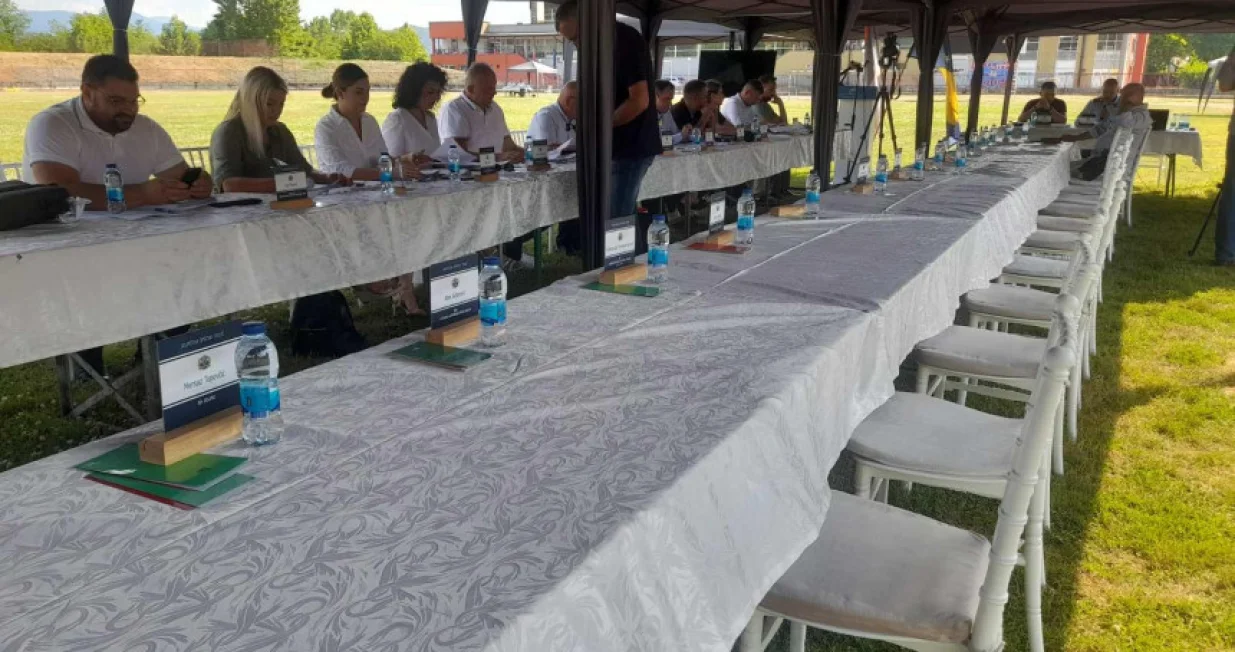 Skupština Grada Teslić, sjednica na stadionu, Teslić, gradski stadion/Bn Tv