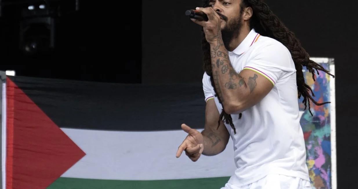 AMERIČKI State Department ukinuo je vize članovima britanskog punk-rap benda Bob Vylan nakon njihova nastupa na festivalu Glastonbury tijekom kojeg su zajedno s dijelom publike uzvikivali "Smrt IDF-u"./